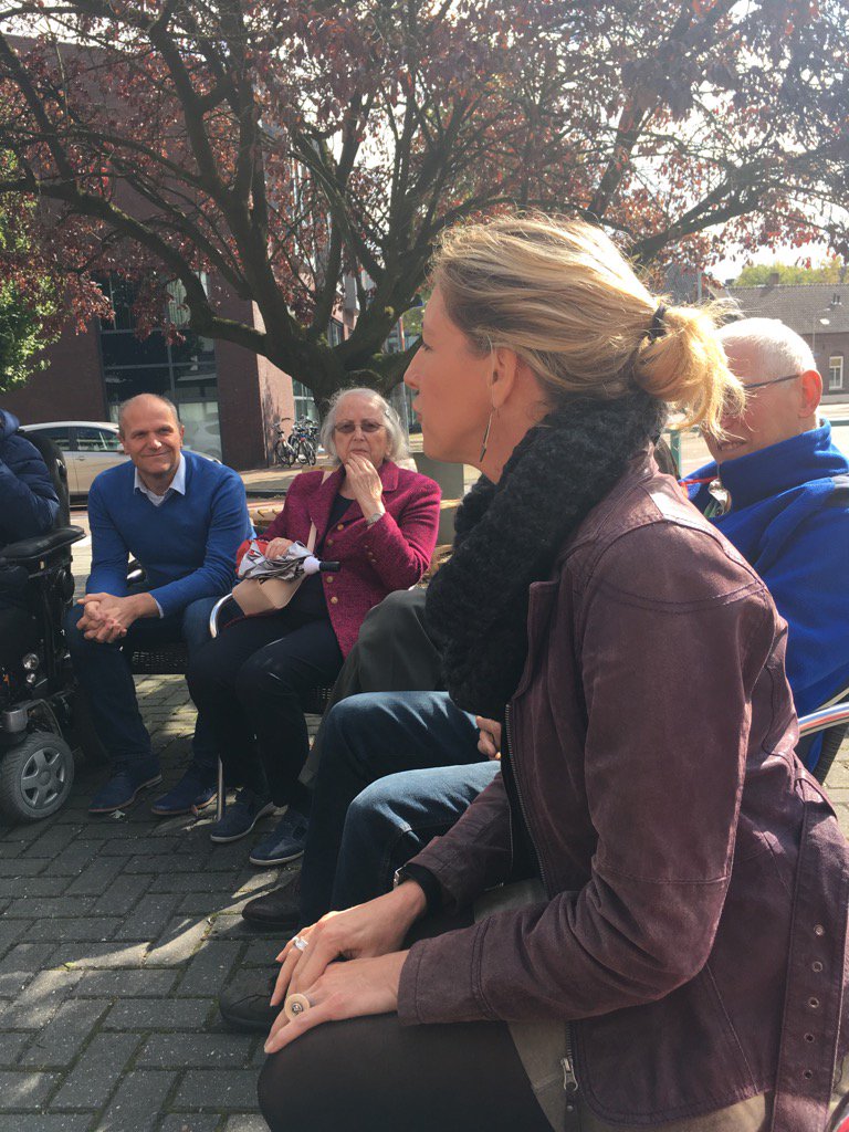 EefkeMeijerink's tweet photo. Ondernemer van @impactfabriek met sjaal gebreid door granny's finest (breiclub tegen eenzaamheid) #strijdbaar https://t.co/T1Jk8HS52P