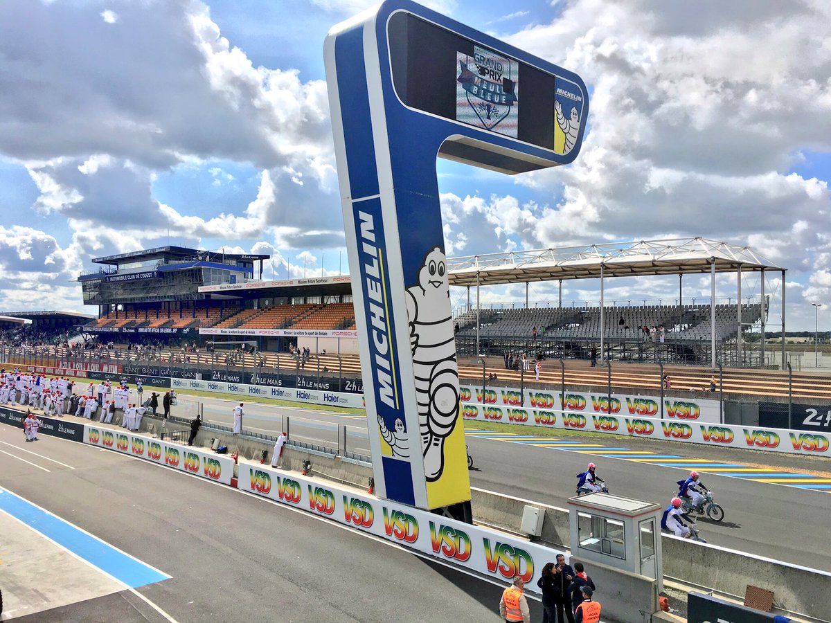 GPMeuleBleue's tweet photo. C'est l'arrivée de ce #GPMeuleBleue ! Bravo à tous pour votre bonne humeur et votre endurance ! Le weekend se poursuit ... https://t.co/6liCWuvxhV