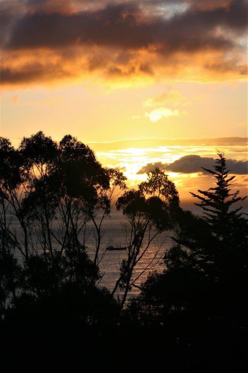 PottersPoint's tweet image. Gone fishing!🌊  
Autumny sunrise with blustery skies..I'm sure it's cold out on the sea these early mornings.
#brittasbay #irishsea #autumn