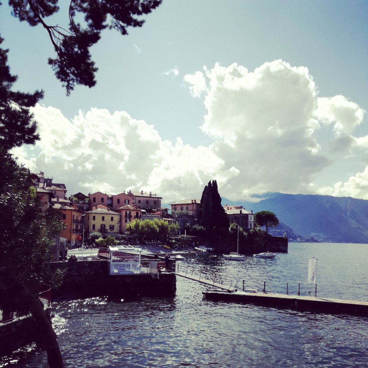 VistaLagoComo's tweet photo. Ultimi giorni di sole e caldo sul #LagodiComo.
E oggi a #Varenna c'è una luce meravigliosa, conviene approfittarne 😍🍹🌹⛵🌞 https://t.co/p1ZMz6RawT