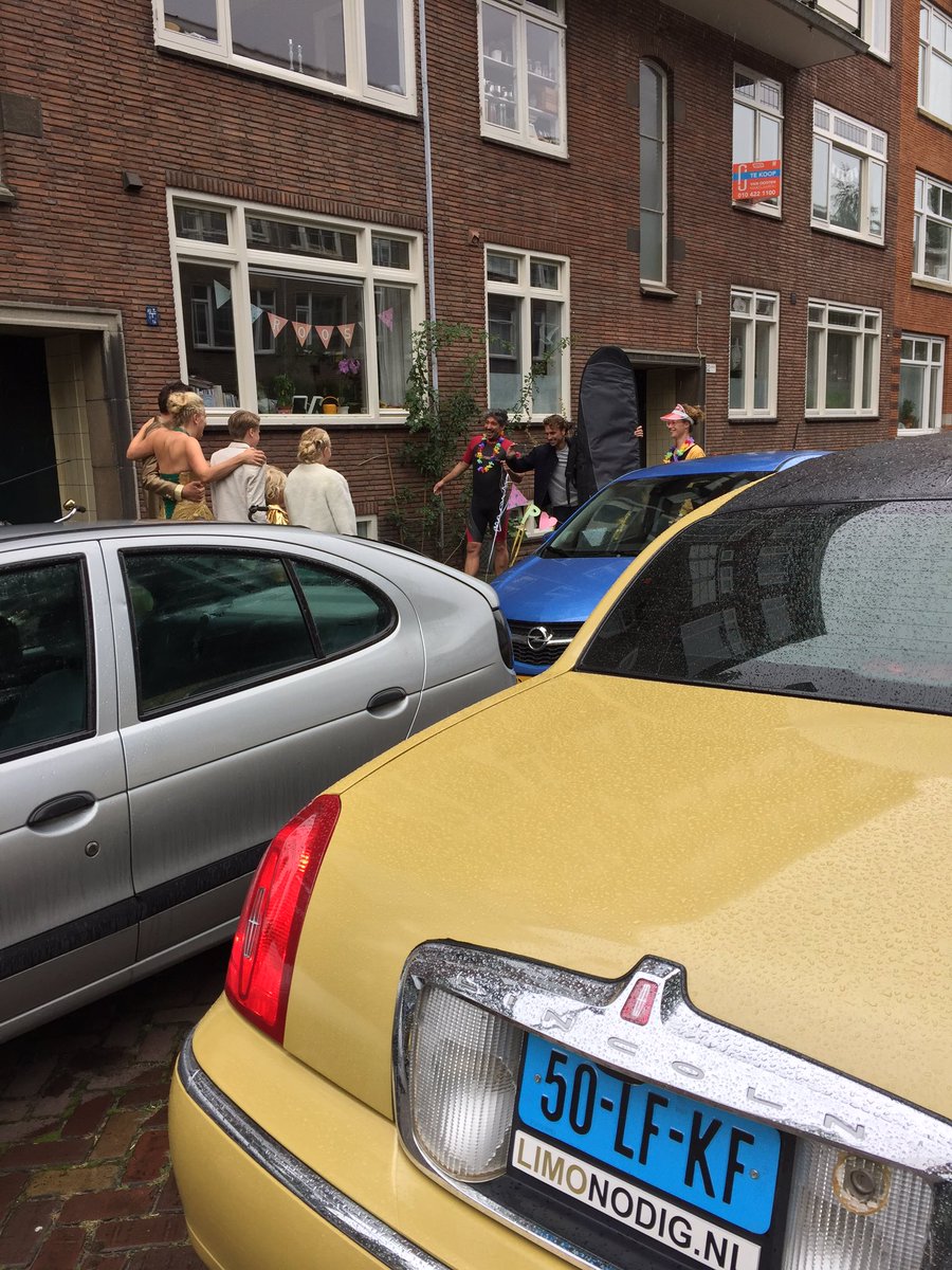 Limonodignl's tweet photo. #trouwdag in het #goud met de #goudenlimo #goldenlimo #gold #Rotterdam naar #Sgravenzande @rotterdam @sgravenzande https://t.co/sh0BOWlLwy