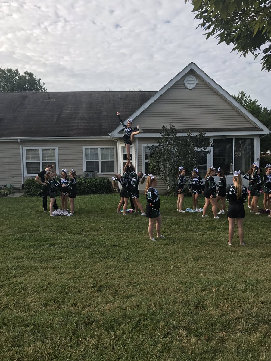 mommayoungblood's tweet image. @paxathletics PHS Field Hockey and Cheer supporting their community at Alzheimer Walk #fighttoremember
