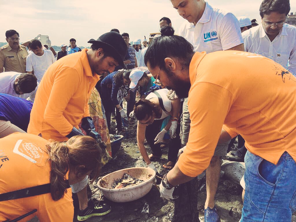 RandeepHooda's tweet photo. Pollution affects all humans not "A" religion, cast, creed, race, age or nationality..let's unite to #BeatPollution &amp; do our bit #Versova 🙏 https://t.co/TUKuwO7NS7