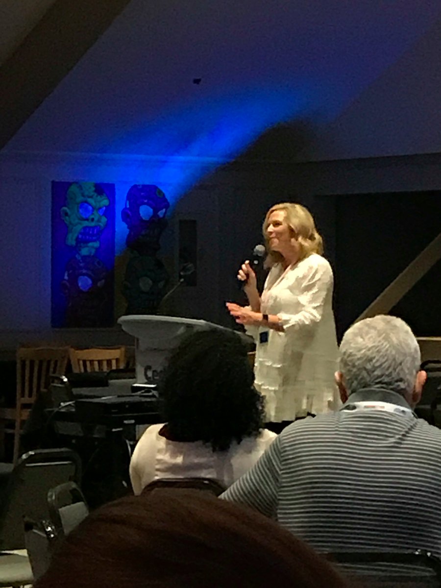 homegrownhuston's tweet image. Allow your passion to penetrate your voice #bloggycon17 #keynote