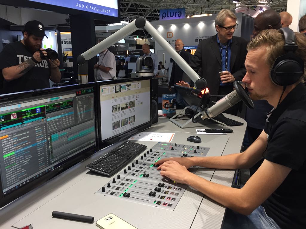 afoort_nl's tweet photo. Radio IBC live te zien via Visual Radio. #kermisfm #broadcastp https://t.co/bKgz5UvrMj https://t.co/Ig18iB5hie