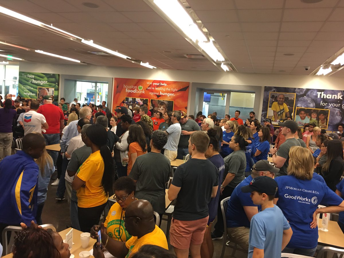 abc13houston's tweet photo. Since #Harvey @HoustonFoodBank has had 13,000 volunteers. Normally they have 3,000 in a month - #HoustonStrong ! #helpie https://t.co/9NPhesrF05