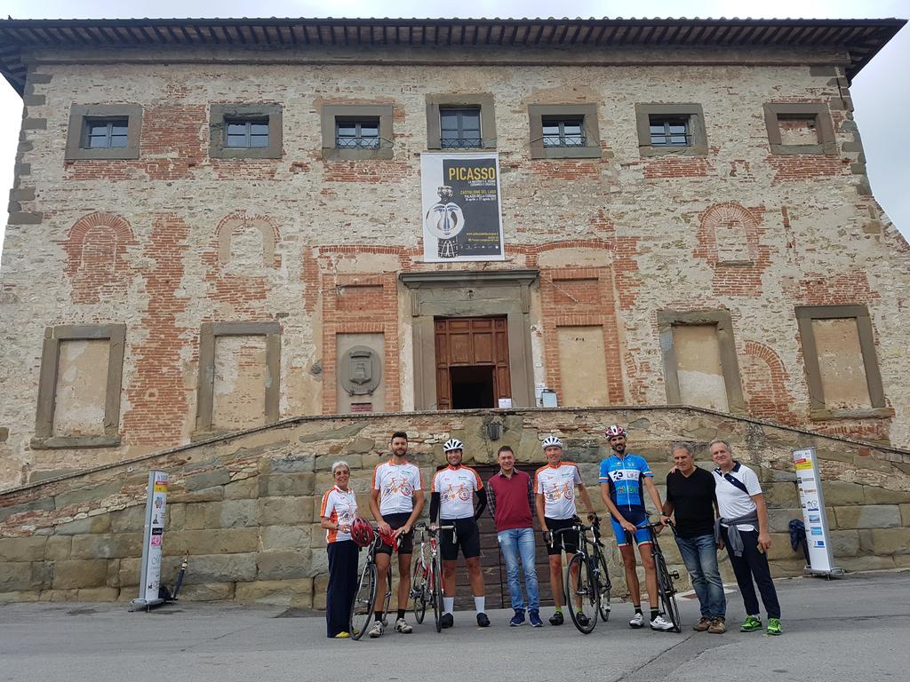 UispERtutti's tweet photo. .@CastiglioneLake ospita #InBiciPerLaScuola con un'accoglienza regale:un pieno di energie per le #Cicloguide in vista di #Assisi https://t.co/fsQvXVV4UI