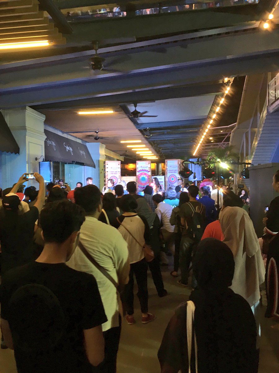 azraeimuhamad's tweet photo. Okay now kau orang boleh datang #KLLePARK dah. Meh meh aku dah sampai. Nak hibur hibur pun boleh dekat depan. https://t.co/8026vtbP6K