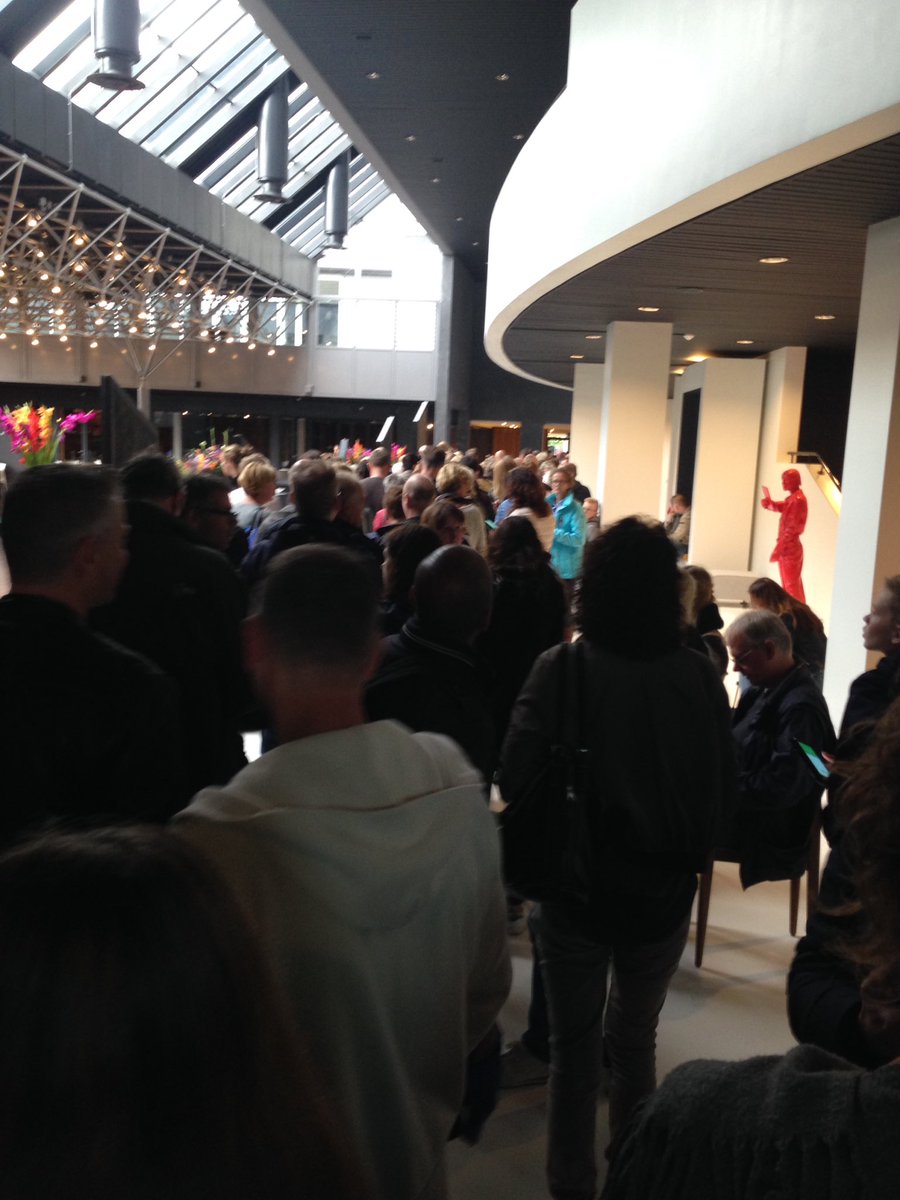 alinadeb's tweet image. Al 4 uur in de rij @DeLawei voor @jochemmyjer Gelukkig is de sfeer goed, maar kans op kaarten steeds kleiner :(