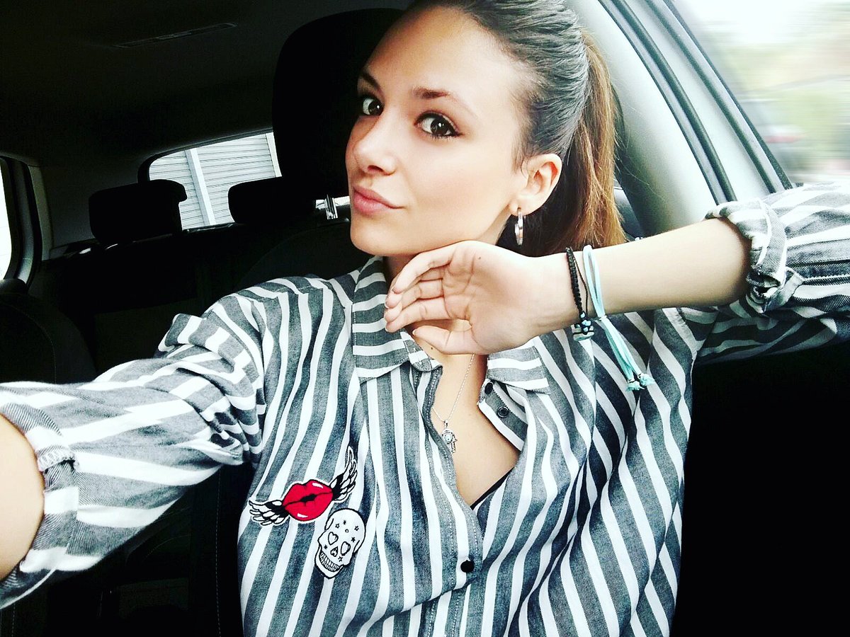 MariaBeldaBelda's tweet photo. El otoño empieza a dar señales de vida 👏🍁 #mariasomriu #portrait #autumn #blogger #carphoto #FelizSabado https://t.co/UERQhxTEfw