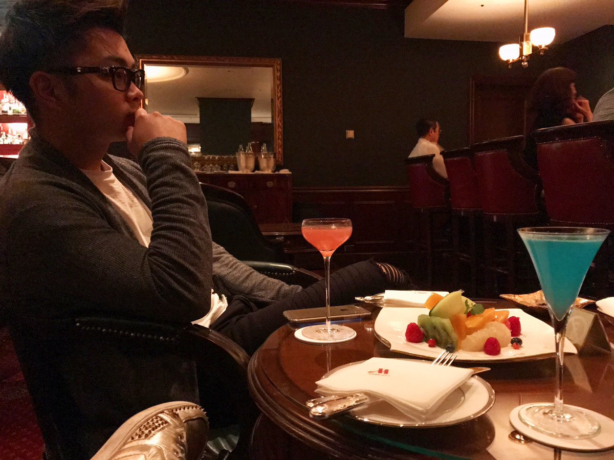 alan2525444's tweet photo. 先輩と打ち合わせを兼ねて
『エストマーレ』で飲んできた🍸

東京や北海道を飛び回る多忙な中
僕のスキルアップの為に来て頂いて
後輩思いで心から尊敬できる先輩🙌

それでもって稼いでいるから
安心してついて行こうと思うし
結果で示せるようにならないとな💪 https://t.co/AIqn4up2QM