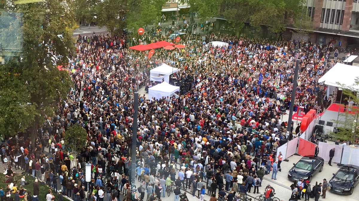MartinSchulz's tweet photo. 4500 Leute in Freiburg! Wir wollen das Land gerechter machen &amp; in seine Zukunft investieren. Schluss mit der Schlaftablettenpolitik der CDU! https://t.co/Uj0pO3NXLx