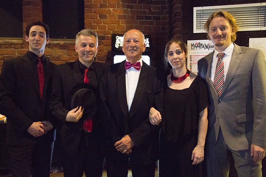 MaikkiKantola's tweet photo. Roberto Siri Quinteto valmiina esiintymiseen #Maailmantango festivaalilla
#Pakkahuone #Tampere
#RobertoSiri #Tango #WorldOfTango https://t.co/K5UUFOojUy
