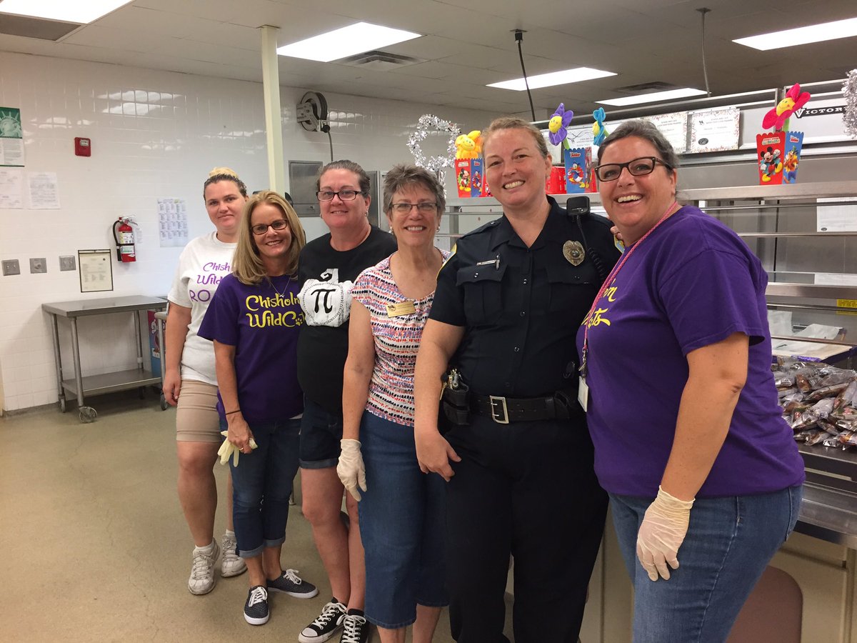 EPS_Bobcats's tweet photo. Team East Volusia serving the community at Chisholm Elementary. We love our community. @CESWildcats #vcsproud #vcsgivesback https://t.co/kySPZyzwil
