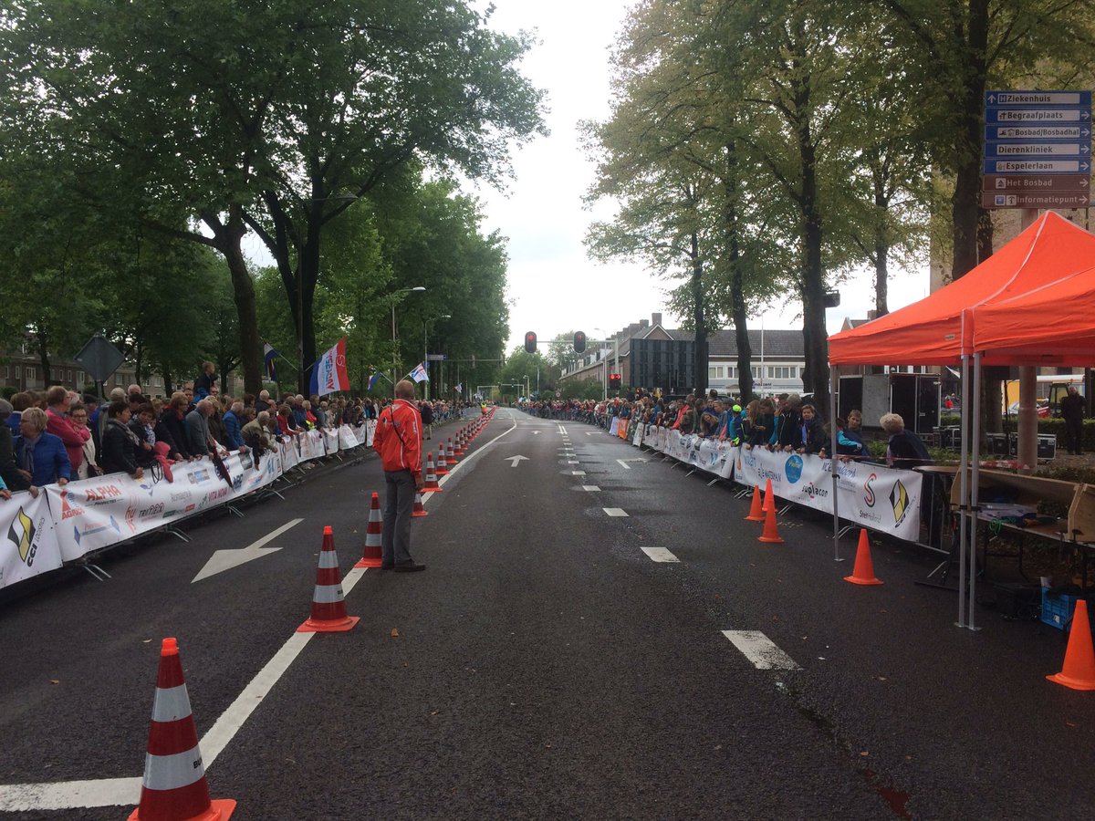 AuckeW's tweet photo. In afwachting van de eerste man/vrouw van de #fishpotatorun https://t.co/uxm8mmxyPX