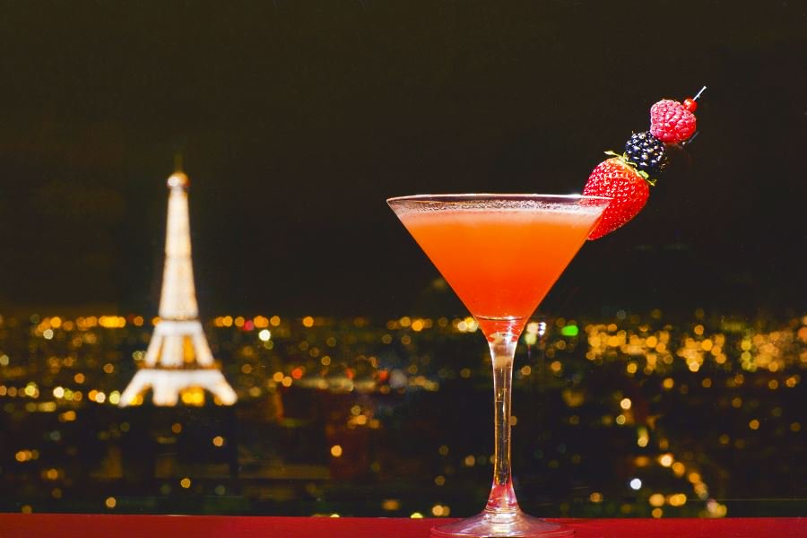 Discover in which #hotel bar you can enjoy such a #view over #Paris! goo.gl/Ay4Um3 #luxury #travel