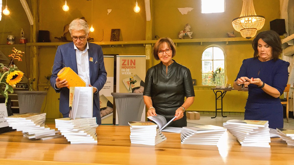 hofhouding's tweet photo. Vanmiddag boekpresentatie 'Zin houden in je werk' van @Godelieve_  we hebben er zin in! #hoetoepasselijk #boekpresentatie #zinhoudeninjewerk https://t.co/zz7uvfmAh5