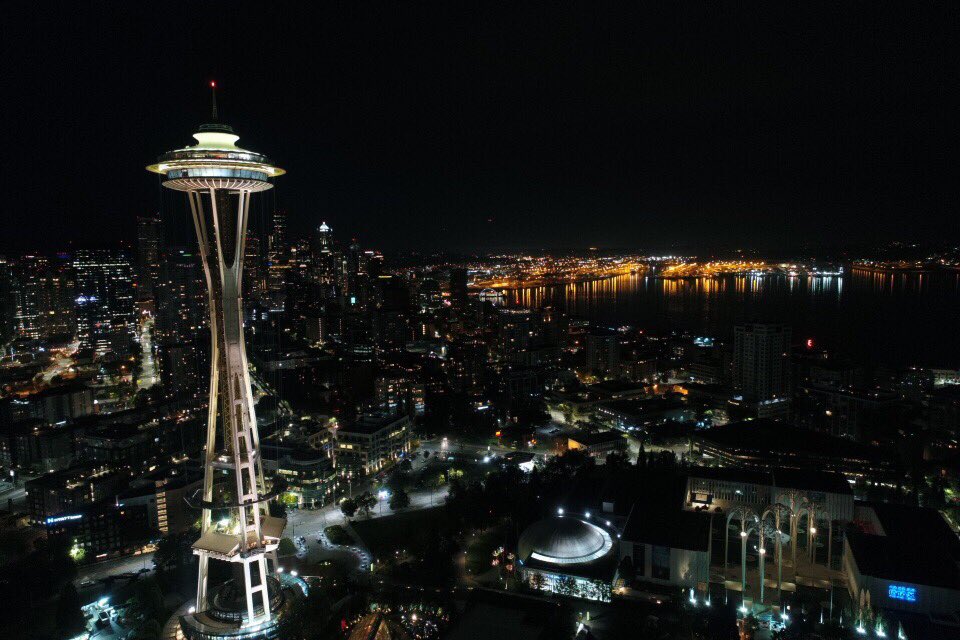 space_needle's tweet photo. We have liftoff! Elevated work platform raised into place overnight to start renovations! #spacelift #centuryproject #whileyouweresleeping https://t.co/r8YQI4Gmrq