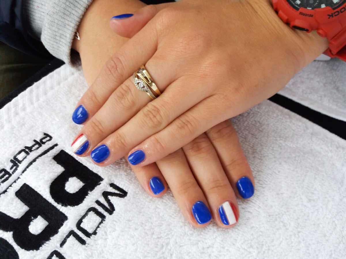 MollonPROcom's tweet photo. Według was najlepszym manicurem w marynarskim stylu została stylizacja - Emilii Sobiesiek. Viva 'la France! 💙 ❤ #mollon #mollonpro #Stylish https://t.co/93ubvT5hBj