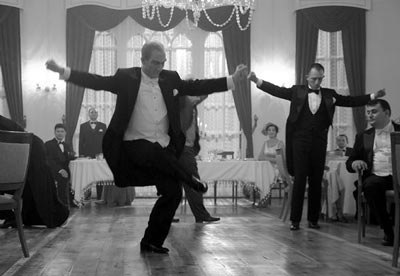 Zeybeğin Her adımı Türk Tarihi Kokar.
Düşmanına korku veren nidası Sırtındaki Cepkeni, Belindeki kuşağı.
Esarete Düşmanlığı Baş eğmez.