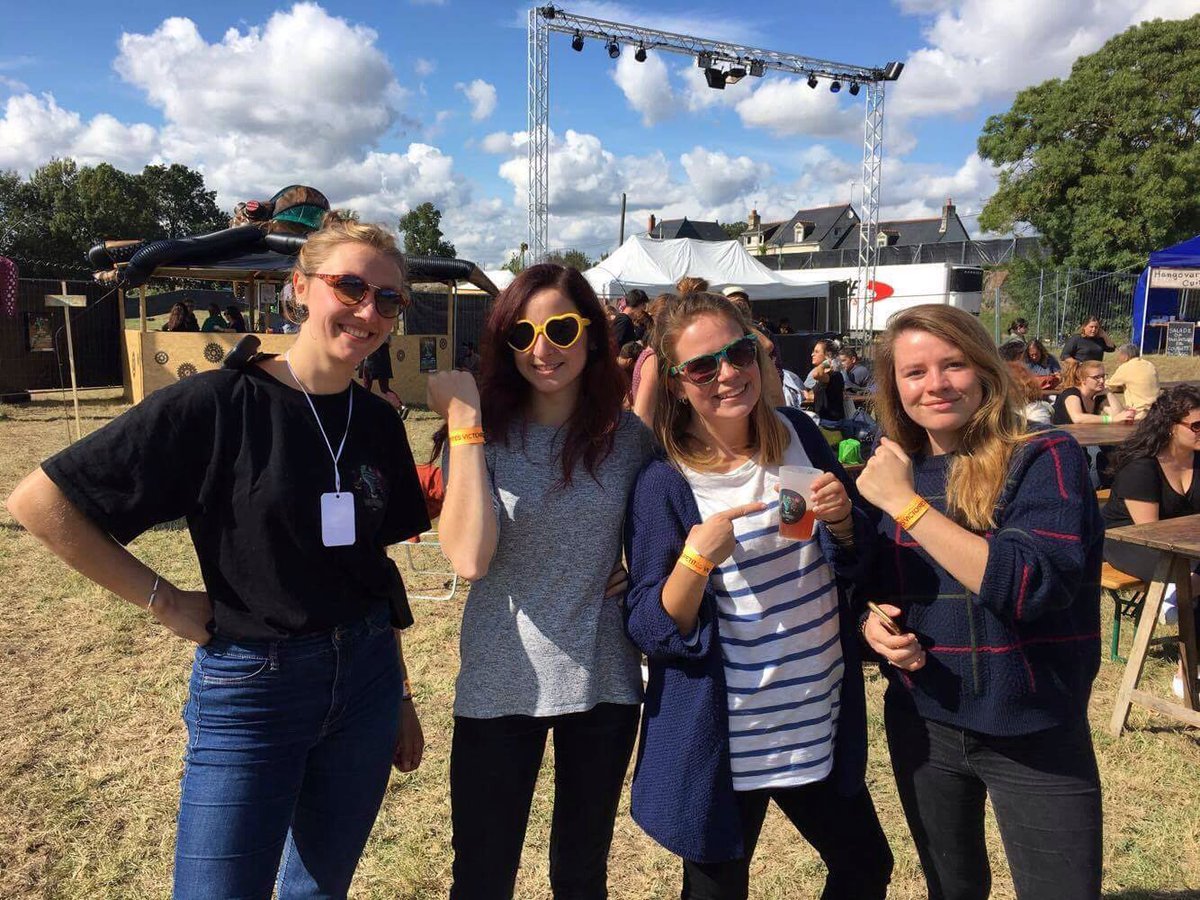 Festival_LPV's tweet photo. Nos charmant(e)s bénévoles vous attendent avec le sourire #LPV2017 #Jour2 https://t.co/imshv7YEIB