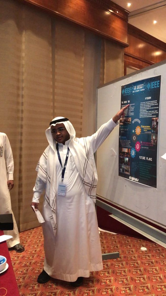 رئيس الفرع الطلابي لجمعية مهندسي الكهرباء و الإلكترونيات بجامعة الطائف أثناء إلقاء مقدمة عن الفرع أمام لجنة التحكيم،