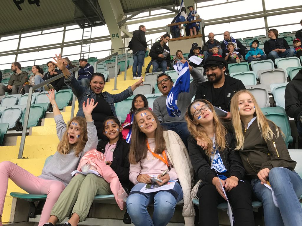 anglahjalpen's tweet photo. Utmarksskolan, Järpås IS och Tretjärnsskolan tackar för biljetterna. Nu tar vi nya tag mot Sirius! #ifkgbg https://t.co/6M7fuYRzSj
