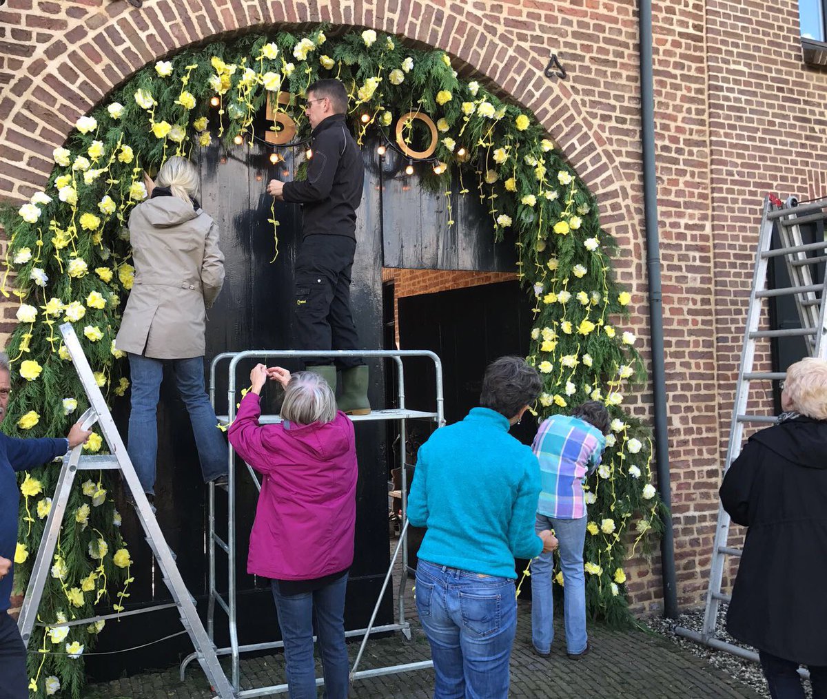 PeetersJet's tweet photo. Na avonden met de dames knutselen, hebben we nu wat te sieren in #buutschapViel. #50-jarighuwelijk                         Wat een traditie https://t.co/CWWdEtfLs7