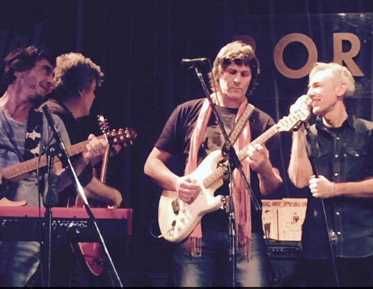 manubell74's tweet photo. @javiermalosetti @Gusjuarez63 @marcepautassi @hugohlamadrid La primera vez que vi  el triunfador  👇👇 27 de junio 2015  con @martingutman7 @JuanchiBaleiron @TheOligarcs 😍 en #borisclub 🤔 pura magia ! https://t.co/t8pGCjxZt0