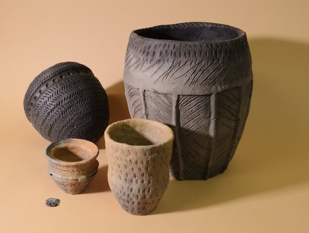 Pottedhistory's tweet photo. Replica Neolithic &amp; Bronze Age pots for University of Central Lancashire archaeology #beaker #GroovedWare #FoodVessel #PeterboroughWare https://t.co/dqMkzUTtvF