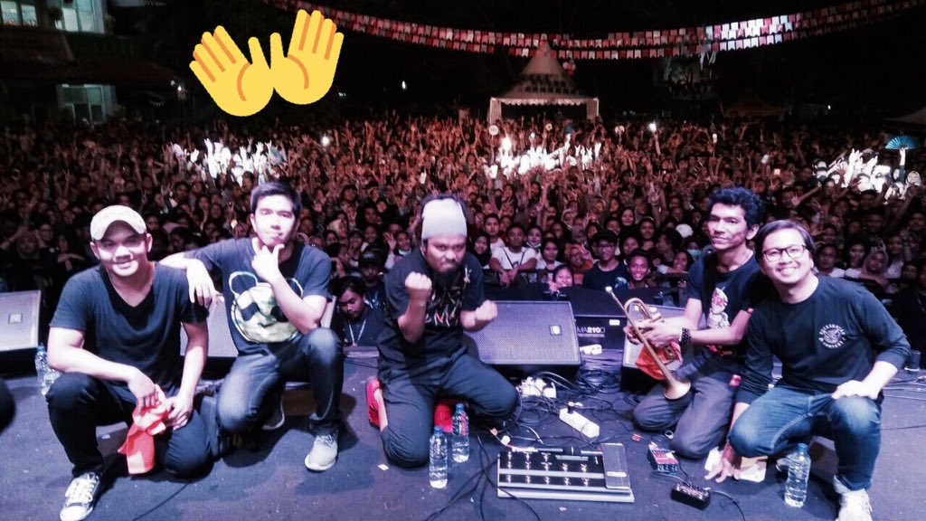Terima kasih atas energinya SMAN 34 Jakarta! 
Jumpa esok di kota Padang #MoccaxPayungTeduh !