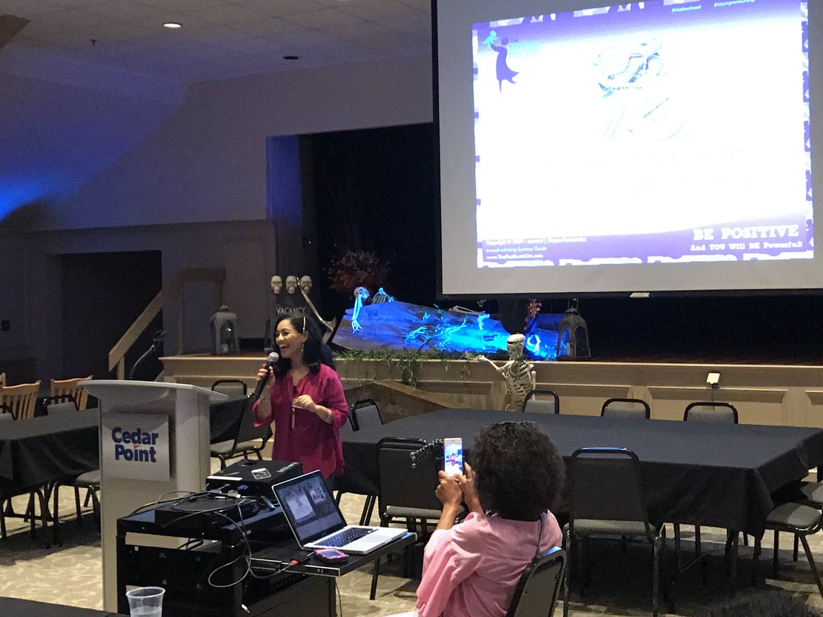 ckrusch's tweet image. Ready to be motivated by @thePositiveMOM_  at #BloggyCon17