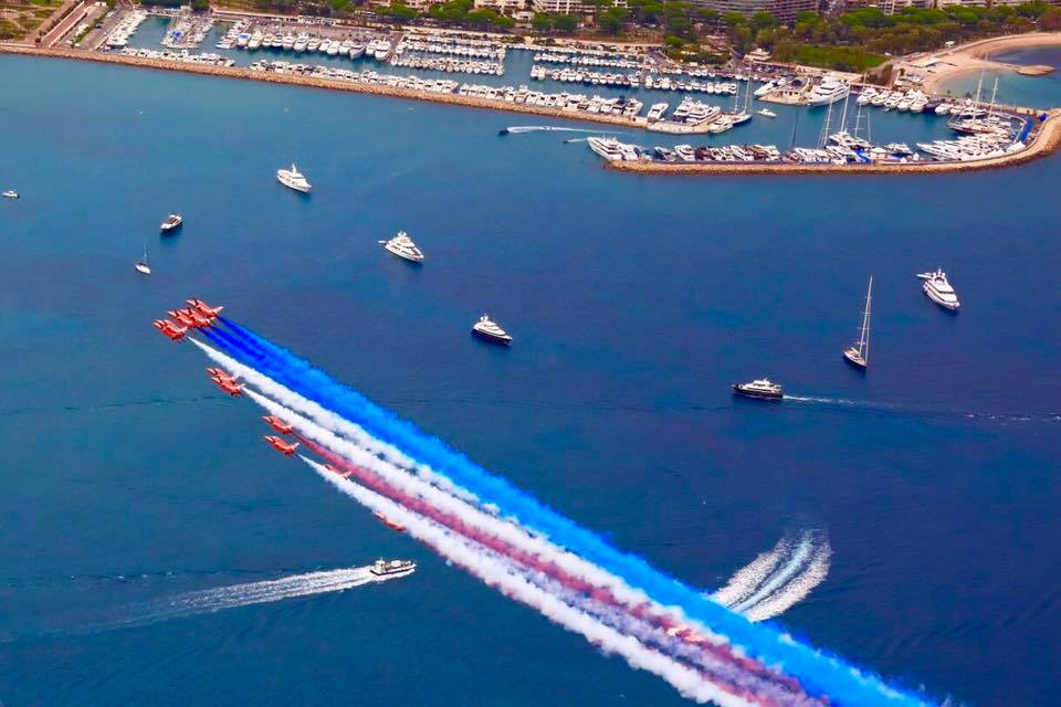 sunseeker_spain's tweet photo. BOAT SHOW: Red Arrows celebration at Cannes Yachting Festival https://t.co/XoStswNWLV https://t.co/Xsu49wCEQr