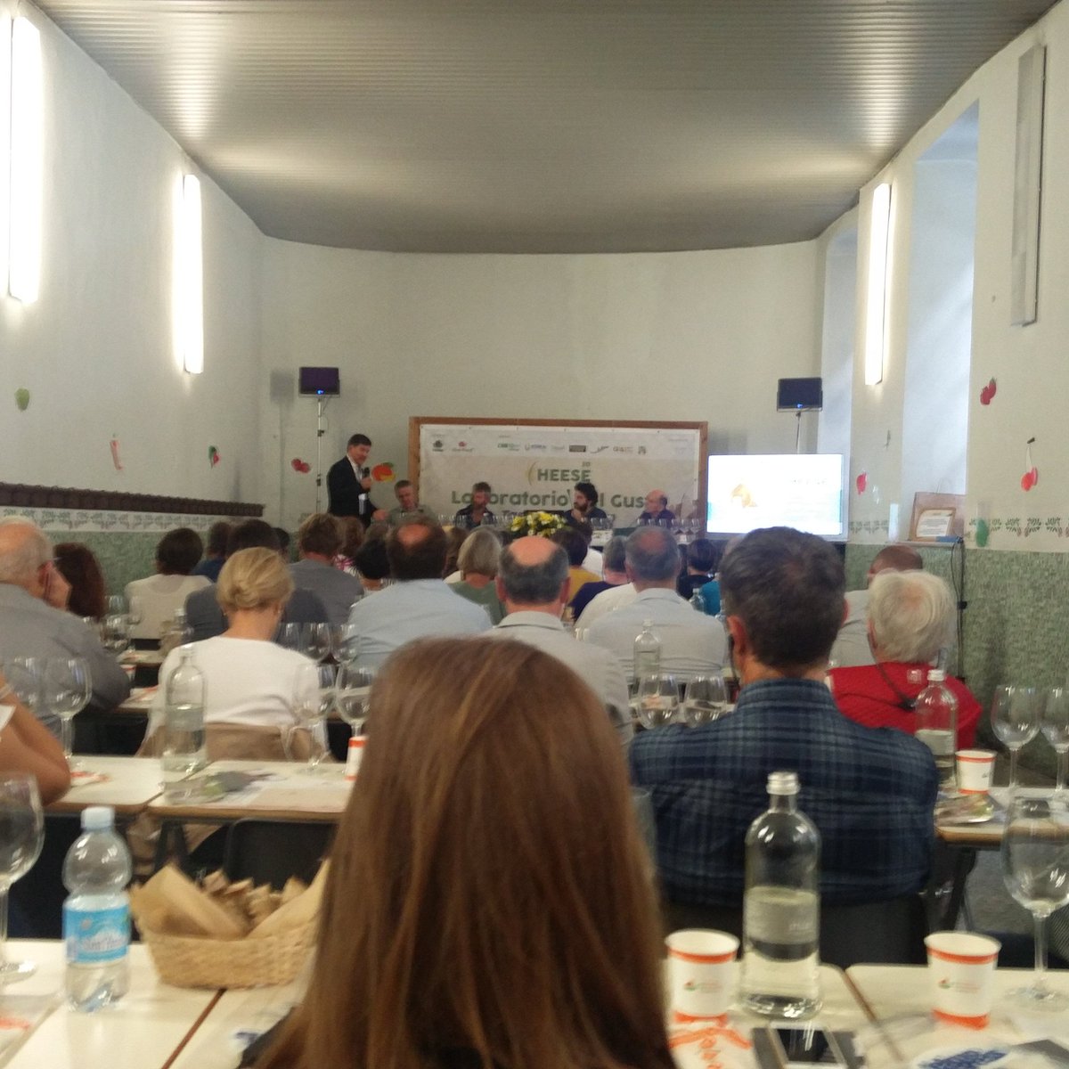 asturiasqueso's tweet photo. Super interesante "taste workshop" en Bra #cheese17 https://t.co/8axcY46yZS