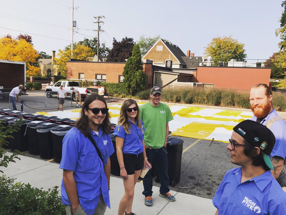 HighFiveProgram's tweet image. Beautiful day to setup &amp;amp; enjoy @breweryvivant's delicious offerings at #WABF2017! Keep it clean &amp;amp; compost to win merch! 💚 #lesstrashmorefun