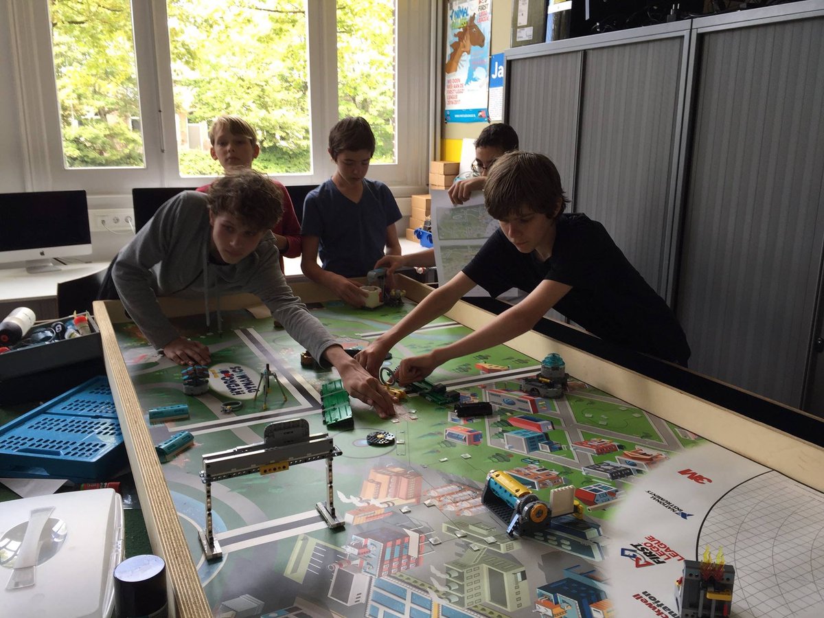 CoderCrackers's tweet image. Gisteren gingen we aan de slag met de nieuwe FLL tafel. We hebben dingen besproken en weten wie wat doet.😁