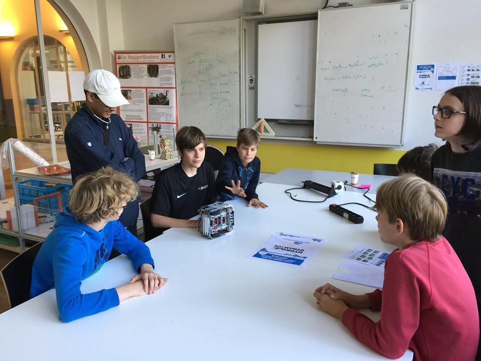CoderCrackers's tweet image. Gisteren gingen we aan de slag met de nieuwe FLL tafel. We hebben dingen besproken en weten wie wat doet.😁