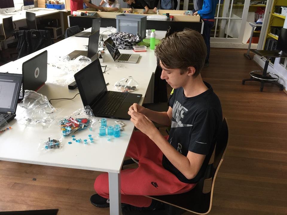 CoderCrackers's tweet image. Gisteren gingen we aan de slag met de nieuwe FLL tafel. We hebben dingen besproken en weten wie wat doet.😁