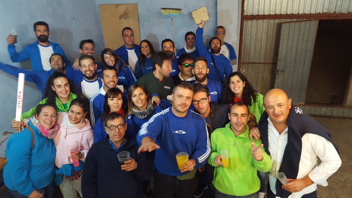EstramboticosY's tweet photo. Cortesía (bebida y fotografía) de #Iualaley. ¡Muchas gracias! #AhívaesopocoPablo #Estrambóticos20 https://t.co/thplMmiTid