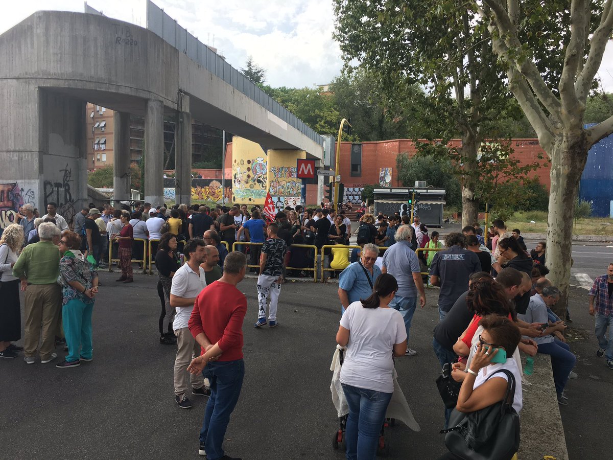 CommuniaRoma's tweet photo. Il presidio sta crescendo, tra poco partiremo in #corteo per le strade di #TiburtinoIII. Contro retorica fascista #casa #servizi #diritti https://t.co/sHVIWI8y9r