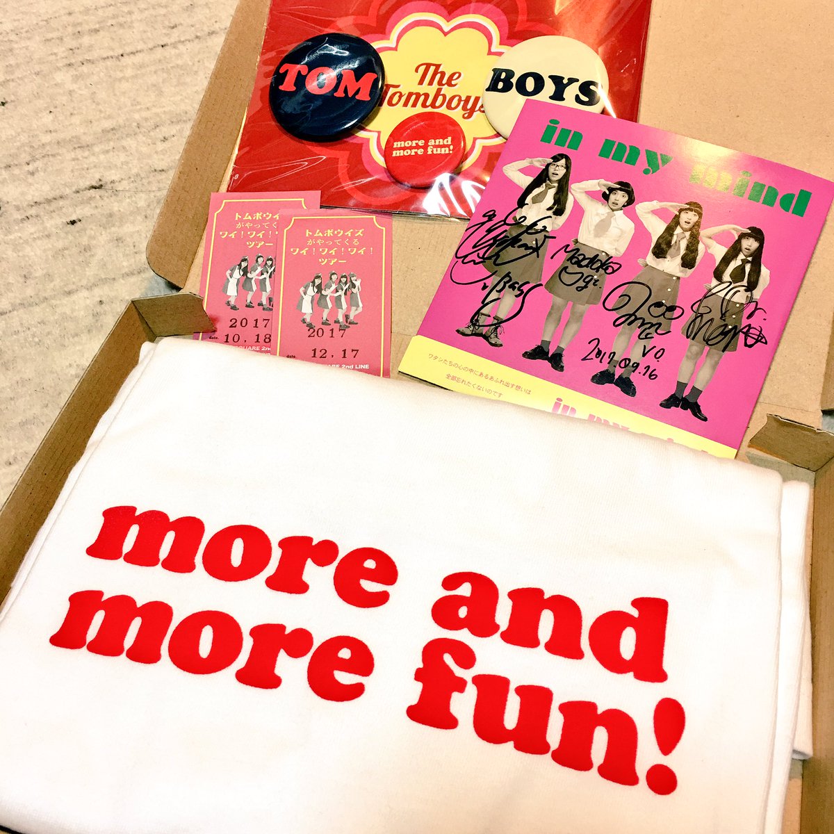 lucky_yhp's tweet photo. Tシャツ買ったら小箱に入ってて感激。
シャツ取り出したあとの小箱は、バンドのグッズやチケットとかいれるケースにもなるし、これは発明。素敵すぎる。
そして何よりデザインがいい✨
#THETOMBOYS #トムボウイズ
#モアモアT #TOTHEDREAM
#ひげダッシュ https://t.co/BafqPdMZIl
