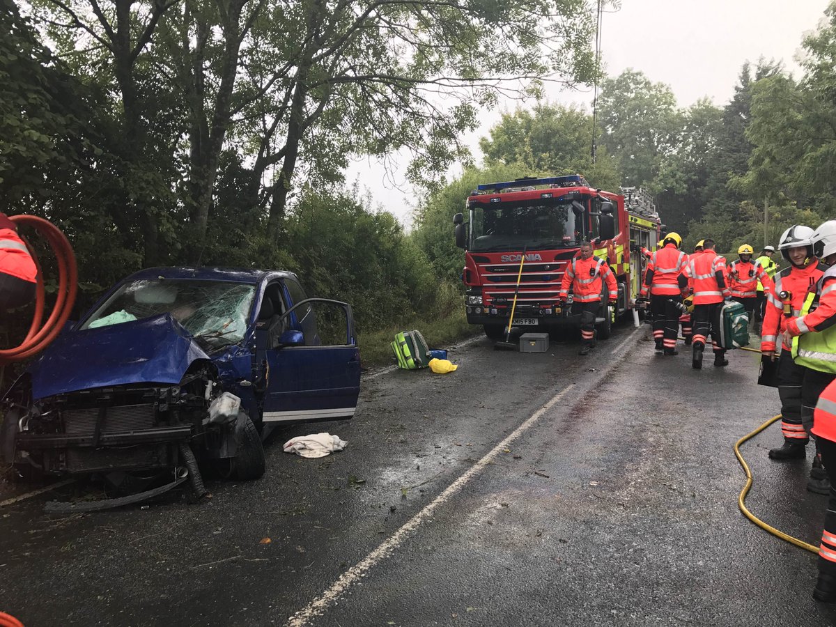 SouthCambsCops's tweet photo. A stark reminder to drive to the road and weather conditions. Two injured, taken to Addenbrookes #combertonroadtoft #teamwork #PCEJ 👮🏻♀️🚑🚒 https://t.co/RONbV4DGP7