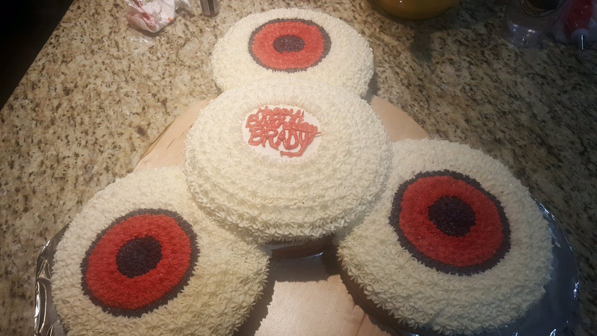 Rkillmon's tweet photo. When you're 7 and want a fidget spinner cake for your birthday, your aunt makes you one! #auntsrule https://t.co/ZPu3XzhHS8
