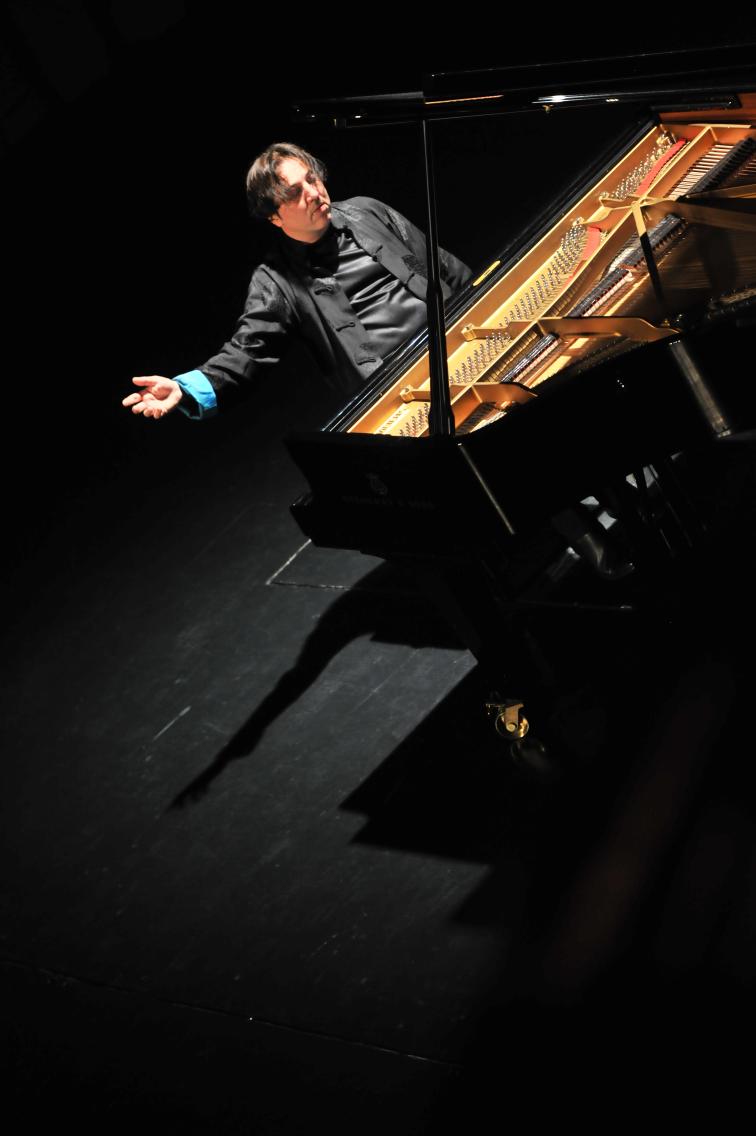 SHconcerthall's tweet photo. #MusicScene
Tonight, the world-famous Turkish pianist @fazilsaymusic came to Shanghai Concert Hall.  
👇more
https://t.co/qpZCJ4oZE5 https://t.co/5p3HL8BVhN
