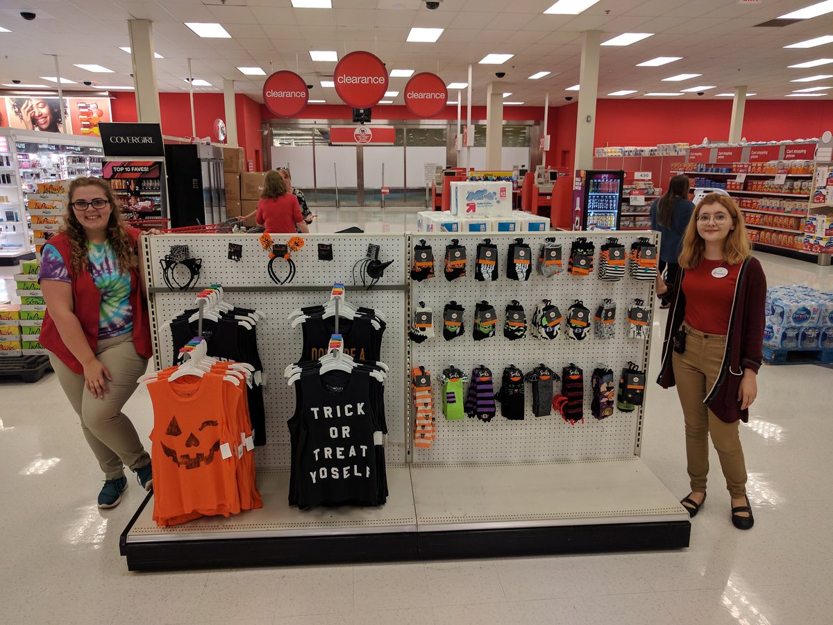 Team Members Lili and Emily driving sales with a wonderful Halloween set! <a href="/dxing11/">Diana Xing</a> #t1419