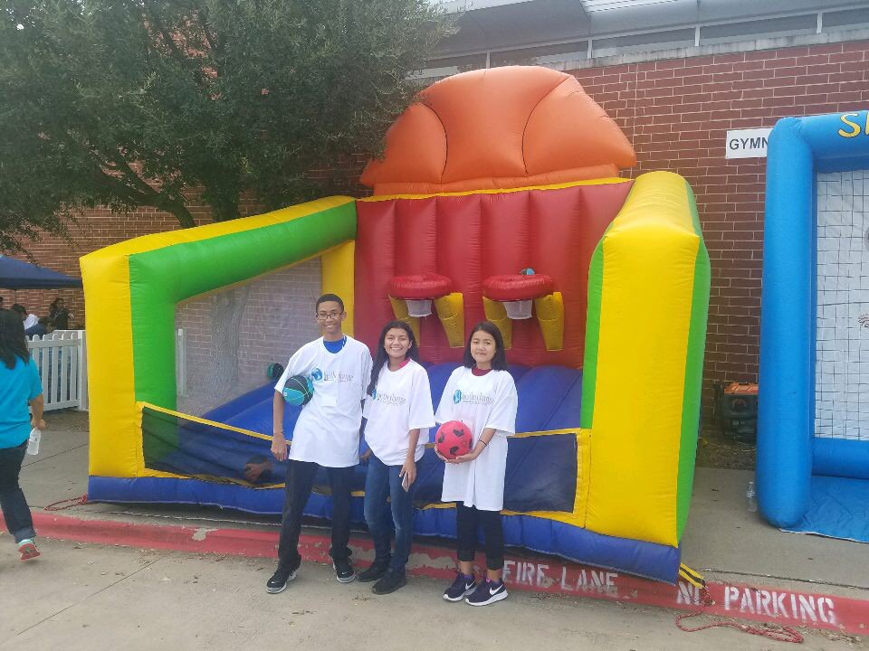 ConradAdmin's tweet photo. Conrad Global students volunteering at @DallasISD #PrepU https://t.co/l2DaT6HD4u