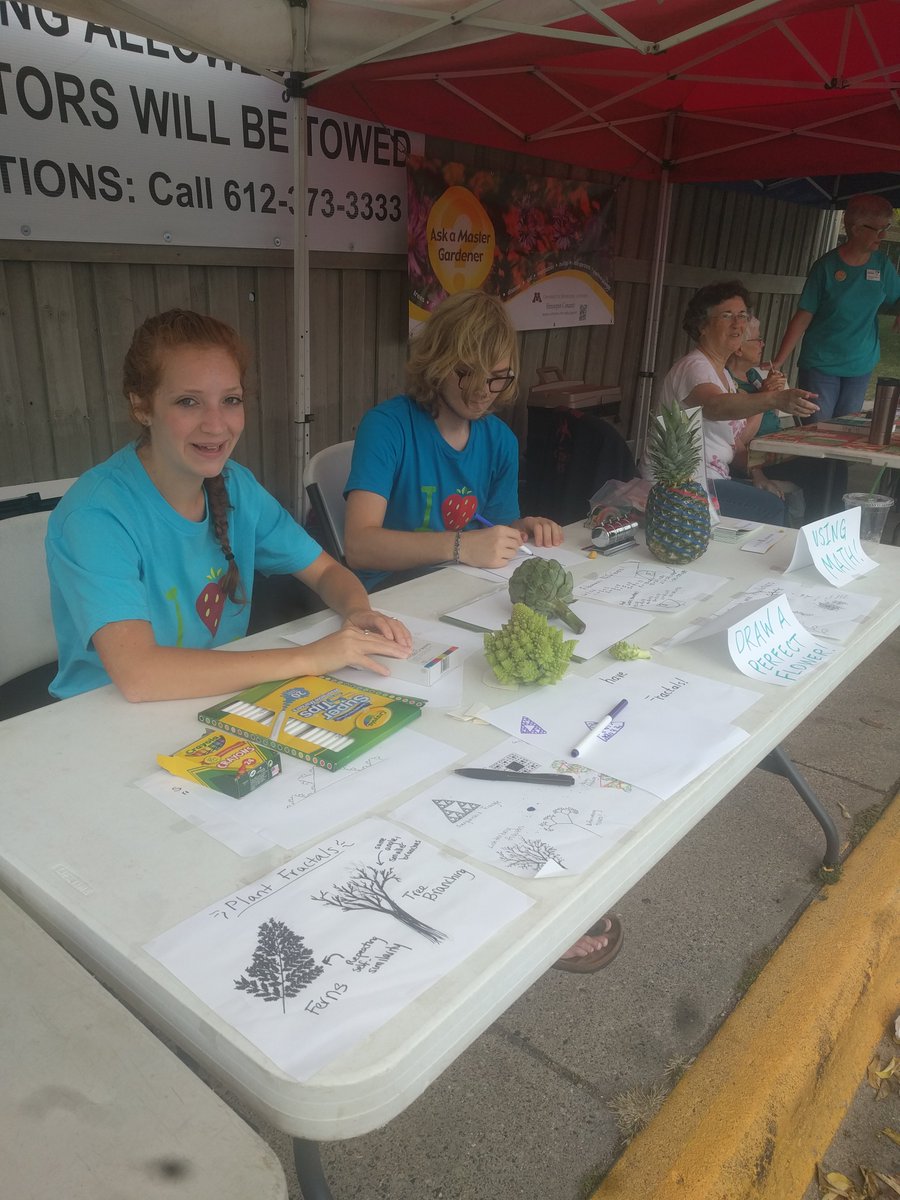 jlevye's tweet photo. @_MarketSci looking at fractals, spirals, and networks in plants at Midtown Farmers Market! https://t.co/l1mLKkWCFr