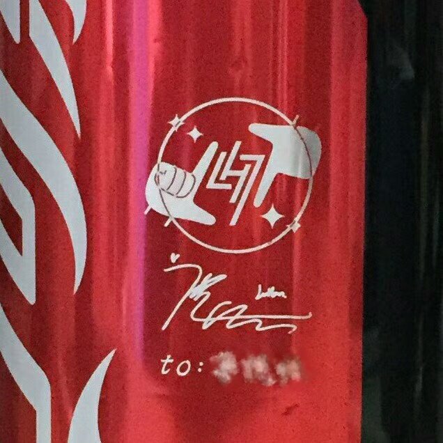 heartlu0420's tweet photo. #LuHan Haha, today is Saturday! Let's have a LH7 coke and welcome Sunday😎🌃 #LH7 https://t.co/lewUaWixFO