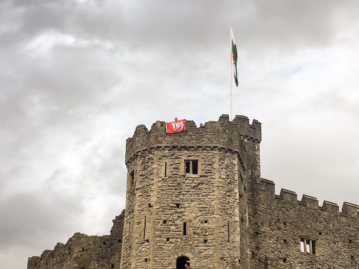 YesRhyl's tweet photo. Banner @YesCymru o dyrrau castell Caerdydd | We've taken the castle! #indyfest #indyWales https://t.co/cI38LES4eo