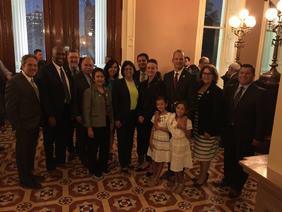 Cien_Amigos's tweet photo. Felicidades Consul @Lferrersilva @consulmexsac por su primer ceremonia del Grito de Independencia en el Capitolio Sacramento. #VivaMexico https://t.co/k8Y5LEpr1i